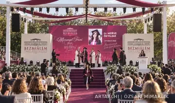 Bezmialem Vakıf Üniversitesi Mezuniyet Sahnesi