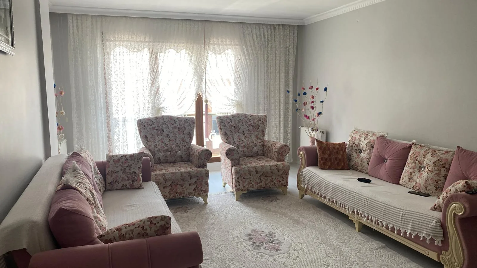 Tadilat öncesi salon — pencere ve oturma alanı
