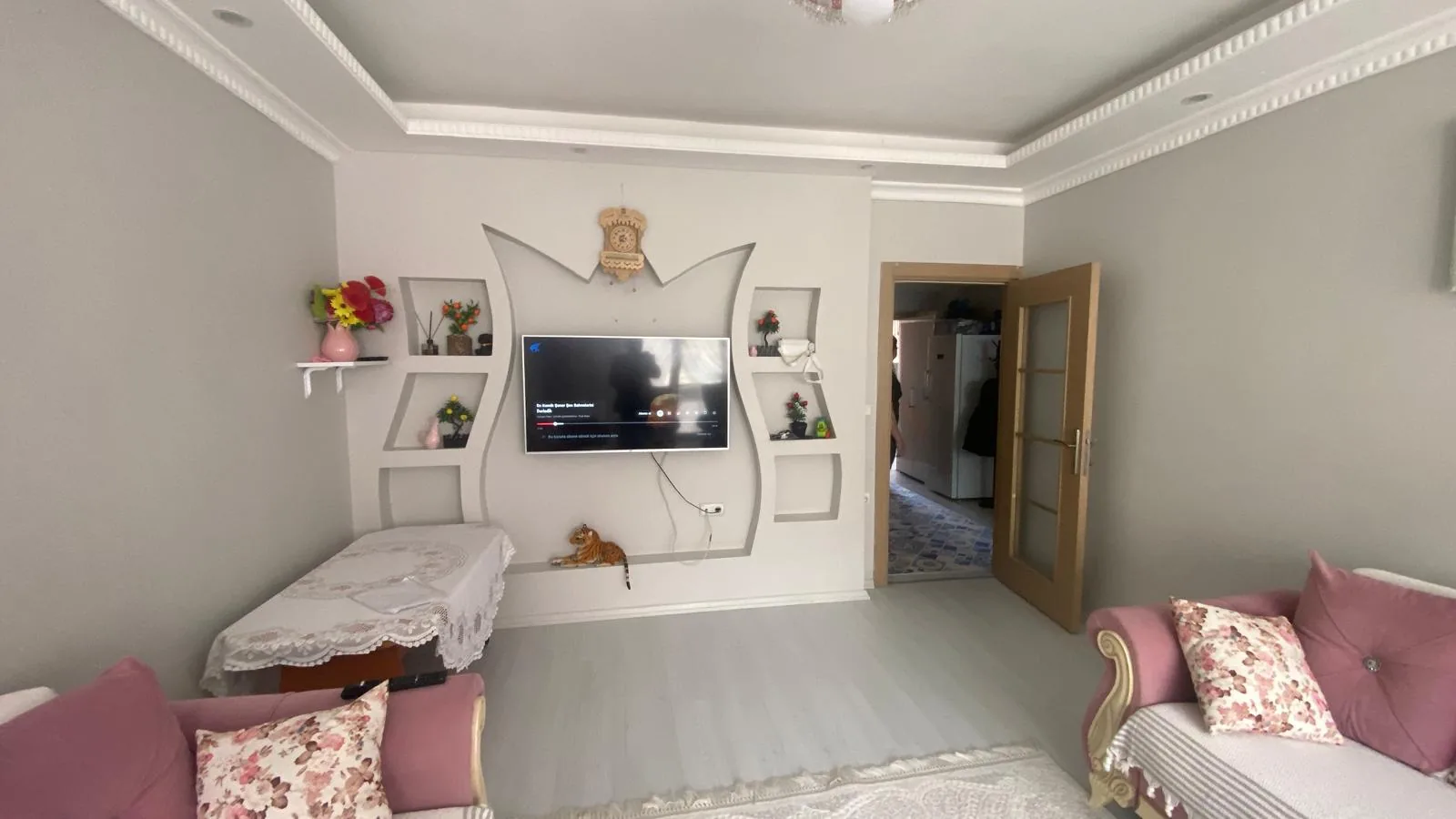 Tadilat öncesi salon — eski TV duvarı