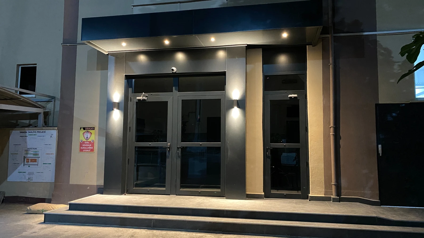 TAM Hangers tamamlanan giriş kapısı, saçak aydınlatması ve basamaklar, gece